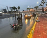 Joven se lesiona tras derrapar en su motocicleta frente a Central de Abastos de Gómez Palacio