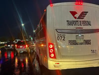 Transporte de personal se impacta contra camioneta en Gómez Palacio