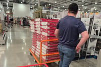 Captan a hombre con más de 40 roscas de reyes en Costco Torreón