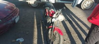 Motociclista resulta lesionado tras impactarse contra auto estacionado