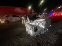 Abandonan vehículo tras chocar contra la base de un puente peatonal en Gómez Palacio