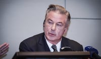 Alec Baldwin demanda a fiscales del caso 'Rust'