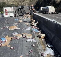 Vuelca tráiler cargado de repollo; reportan dos lesionados