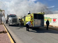 Evacuan gasolinera de Lerdo tras incendio de un lote baldío aledaño