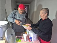 'Queremos seguir activos'; abuelitos de Torreón emprenden negocio de tamales