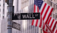 Wall Street cierra en verde, enfocado en resultados y menos en aranceles