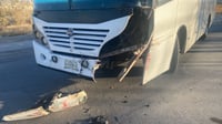 Autobús choca con auto frente al antiguo CERESO de Gómez Palacio