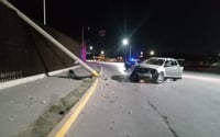 Abandonan camioneta tras derribar un poste y causar daños al parque La Esperanza