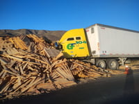 Dos tráilers chocan de frente en Lerdo, uno de los choferes murió