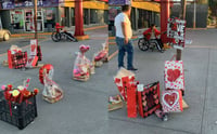 VIRAL: Abuelito en silla de ruedas vende regalos por San Valentín en Torreón