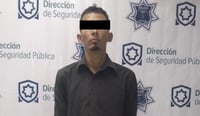 Agentes municipales aseguran a joven con una bolsa grande con cristal