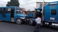 Choque entre tráiler y autobús deja 15 lesionados en Gómez Palacio