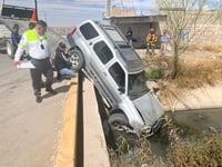 Camioneta cae a canal en Gómez Palacio, una familia que viaja a bordo resultó ilesa