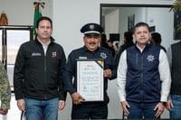 Alcalde Javier Díaz reconoce a policías que rescataron a familia de incendio