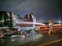 Fuego consume pipa para líquidos flamables en el Libramiento Norte