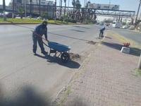 Realizan limpieza en puentes vehiculares en Gómez Palacio