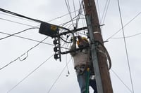 Continúa retiro de cables en desuso en Torreón