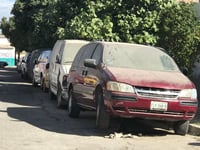 Denuncian 'invasión' de autos abandonados en colonia Eugenio Aguirre Benavides