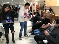 Reparten sándwiches en unidades médicas de Torreón