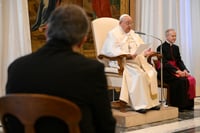 Papa Francisco necesita aún oxígeno tras crisis respiratoria