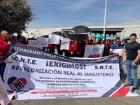 Protestan docentes contra Ley del ISSSTE