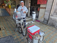 Abuelo lagunero le da sabor a la vida; recorre en bici Torreón con sus antojitos