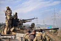 Siria dice que derrotará a los seguidores de Asad tras 150 muertos en combates