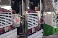 Continúan quejas contra transporte público en Torreón; suben a pasajeros en medio de la calle | VIDEO