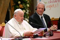 El papa continúa con su terapia hospitalaria; redactará la homilía del domingo
