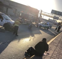 Vuelca camioneta frente a la Central de Abastos de Gómez Palacio