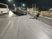 Conductor destroza su auto en accidente durante la madrugada del lunes en Torreón