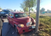 Adulto mayor impacta su auto contra poste en Gómez Palacio, resultó lesionado