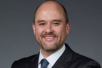 Mexicano Iván Espinosa, nuevo CEO de Nissan