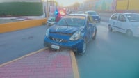 Taxi se impacta con camellón en Gómez Palacio, hay tres lesionados