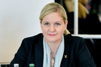 Eligen a exnadadora zimbabuense Kirsty Coventry como primera presidenta del Comité Olímpico Internacional