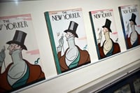 Ejemplares de la primera edición de The New Yorker exhibidos en una muestra conmemorativa de los 100 años de la revista. Imagen AFP Angela Weiss.