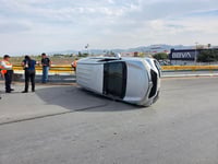 Choque volcadura en Nudo Mixteco deja dos lesionados y daños por 50 mil pesos