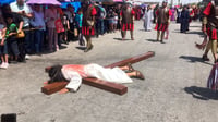 En San Pedro asisten cerca de 2 mil feligreses a Viacrucis