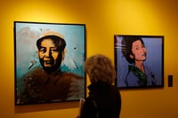 Tiran obras de Andy Warhol