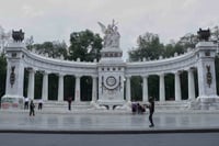Analistas prevén contracción económica en México, elevan estimaciones para la inflación
