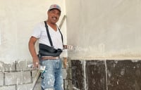 Jesús celebra el Día de la Santa Cruz haciendo lo más le gusta, trabajar en la obra