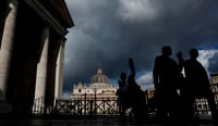 Fieles comienzan a congregarse en la Plaza San Pedro para el segundo día del Cónclave