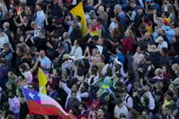 Una gran ovación recibe la fumata blanca que confirma que hay nuevo papa
