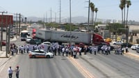 Bloquean antigua carretera a San Pedro por conflicto legal en Cetis No. 83 de Torreón