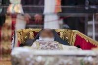 Los fieles veneran a Santa Teresa de Jesús con el sepulcro abierto en España