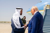 Donald Trump regresa de Medio Oriente con acuerdos millonarios y tensión creciente en Israel