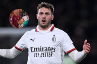 Santiago Giménez y el codazo que lo expulsó al minuto 20 con AC Milan