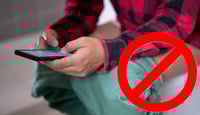 Esta es la razón por la que NO debes llevar el celular al baño
