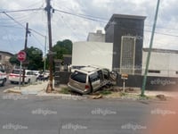Camioneta derriba un poste de madera y se impacta con domicilio en Gómez Palacio