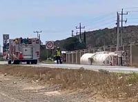Vuelca pipa con gasolina en la carretera Saltillo - Torreón